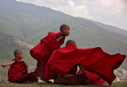 زنگ تفریح راهبان نوجوان معبدی در بوتان