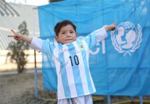 پیراهن امضا شده مسی به دست کودک افغانستانی رسید