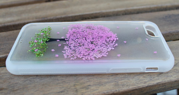 فتو آی تی/ قاب گوشی که با گل های طبیعی ساخته شده