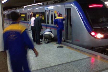 علت تلخ خودکشی وحشتناک پسری در مترو تهران عکس