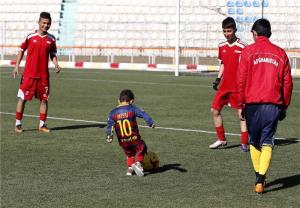 کودک معروف افغانی صاحب پیراهن مسی شد!