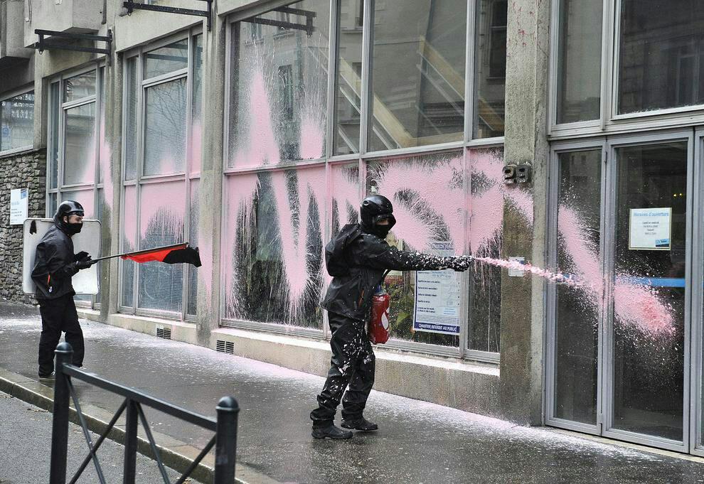 عکس/ پاشیدن رنگ صورتی روی بانک ها و ادارات دولتی از سوی معترضان در پاریس 