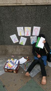 بهمن 94- دختری در میدان ولیعصر که نقاشی های خود را به عابران می فروشد- سعید