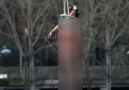 برهنه و آویزان شدن زنی در اعتراض به سفر روحانی به پاریس (عکس و فیلم )