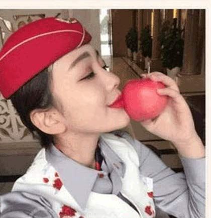 درآمد جنجالی دختران زیبا با بوسیدن سیب ! (عکس)