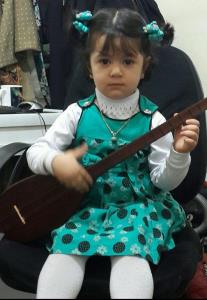 دختر سه ساله‌ای که تنبورنواز حرفه‌ای کرمانشاه است