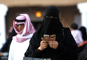مجازات زنان عربستانی که تلفن همراه همسرشان را چک می کنند!