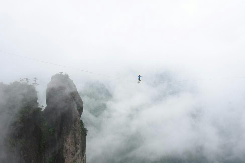 بندبازی مرد چینی میان دو کوه در چین
