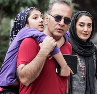 چهره ها/ حمیدرضا آذرنگ و هدیه تهرانی در نمایی از فیلم سینمایی «عادت نمی‌کنیم»