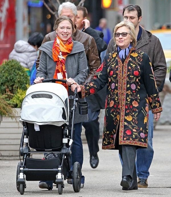 تیپ متفاوت هیلاری کلینتون در کنار دخترش (+عکس)