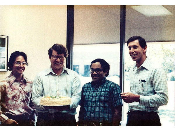 در این برهه همچنین با بالا رفتن تقاضا برای نرم افزار این کامپیوترهای جدید، دیگر غول های صنعت کامپیوتر دنیا متولد شدند. برای نمونه شرکت اوراکل که در زمینه ایجاد پایگاه های داده ای فعالیت می کرد توسط لری الیسون، باب مینر و اد اوتس در سال 1977 میلادی راه اندازی شد.
