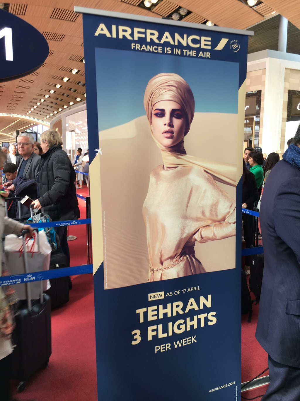 آگهی پرواز تهران و پاریس با تصویر زنی با حجاب/ عکس