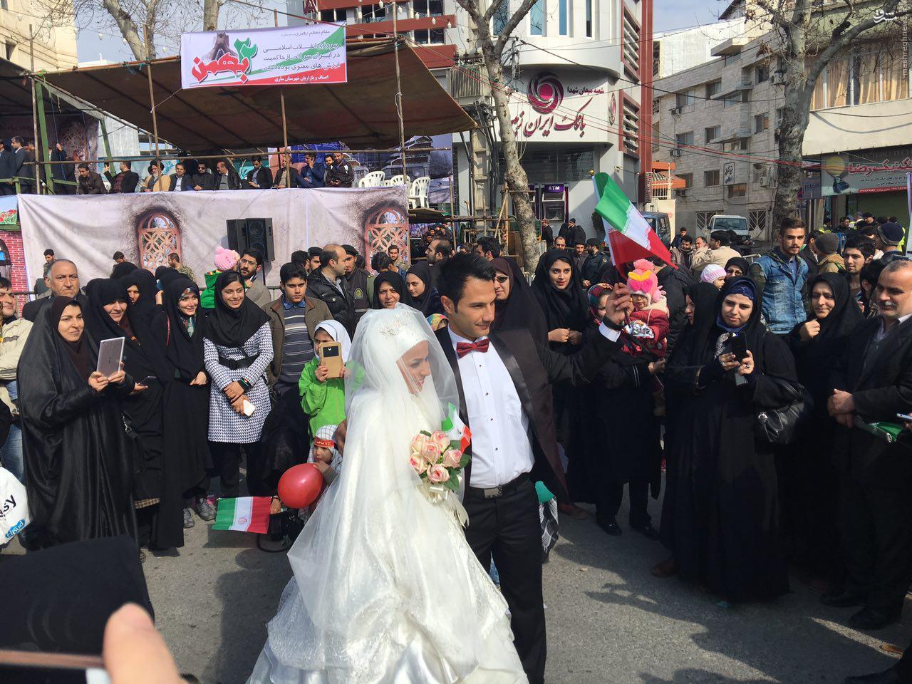 عکس/ شرکت در راهپیمایی با لباس عروسی 