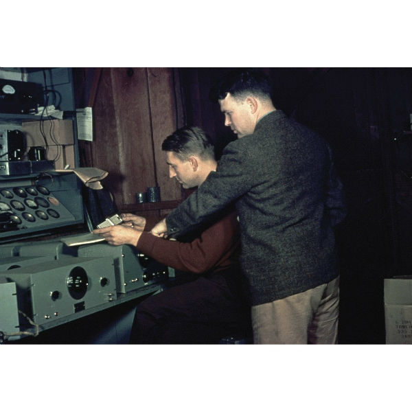 بسیاری HP را به عنوان بنیانگذار معنوی سیلیکون ولی می دانند. اما ویلیام هولت و دیو پکارد که از فارغ التحصیلان استنفورد بودند تا مدت ها بعد ابدا هیچگونه تجهیزات کامپیوتری خاصی را تولید نکردند. زمانی که این دو نفر شرکت خود را در گاراژ معروفشان تاسیس کردند اسیلوسکوپ می ساختند و در جریان جنگ جهانی دوم هم رادار و تکنولوژی های توپخانه ای تولید می کردند.