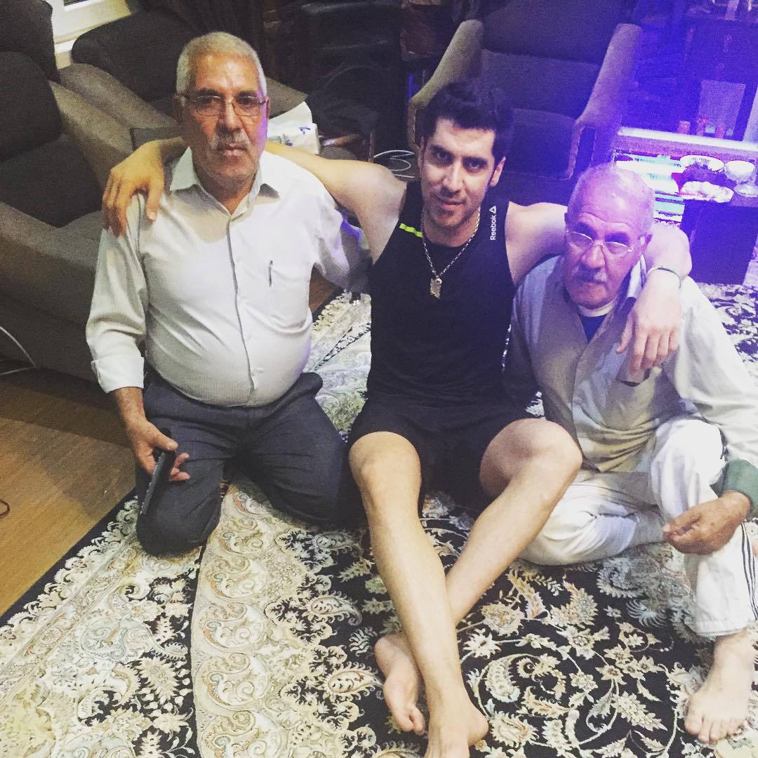 عکس/ شهرام محمودی در کنار عمو و پدرش