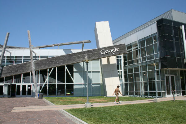 در سال 2003 میلادی گوگل نیز ساختمان و محوطه Googleplex را از شرکت سیلیکون گرافیکس اجاره و در سال 2006 قرار داد خرید آن را نهایی کرد.