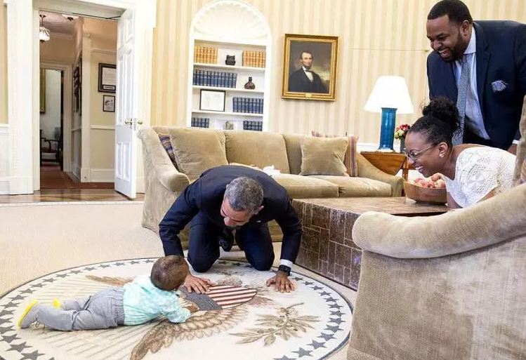 چهاردست و پا شدن رئیس جمهور آمریکا در کاخ سفید/ اوباما مدتی را با دختر پساکی گذراند!+ عکس