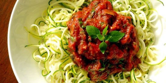 غذای اصلی/ اسپاگتی کدوسبز خام با سس مارینارا (سس گوجه فرنگی و سیر)