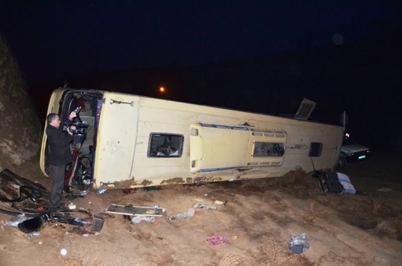 واژگونی اتوبوس زائران عتبات در محور مهران - نجف/ 30 زائر مجروح شدند