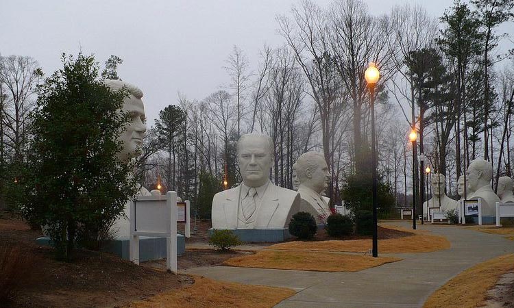  مجسمه های نیم تنه غول پیکر متروک در پارک رئیس جمهورها