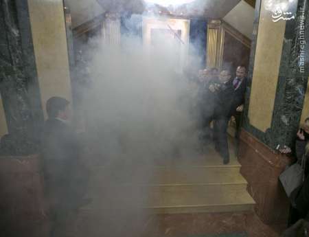 پرتاب گاز اشک‌آور در پارلمان کوزوو برای پنجمین بار+تصاویر