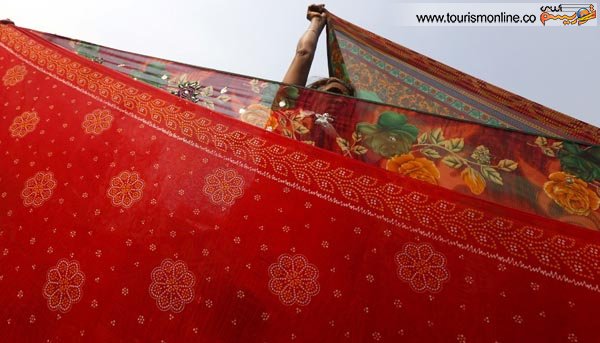 عکس/ زائر هندو مشغول خشک کردن لباس ساری معروف