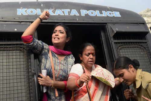 عکس/ دستگیری چند معلم در جریان تظاهرات صدها معلم زن هندی