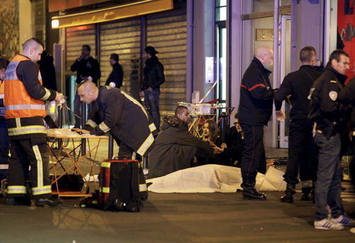 اولاند: اعلام حالت فوق العاده در سراسر فرانسه/ همه مرزهای فرانسه بسته می شود / 60 کشته در تیراندازی و انفجارهای پاریس / 2 انفجار در نزدیکی استادیوم پاریس/ ادامه گروگانگیری 100 نفر / تیراندازی جدید در یک مرکز خرید پاریس