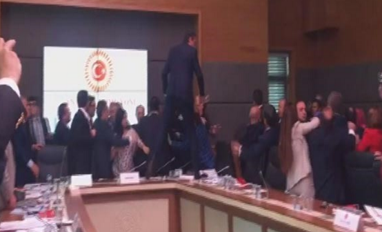 نبرد تن به تن در پارلمان ترکیه!