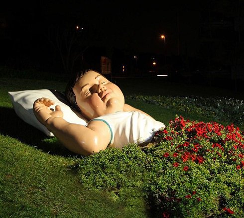 مجسمه کودک خوابیده در اتوبان مدرس تهران