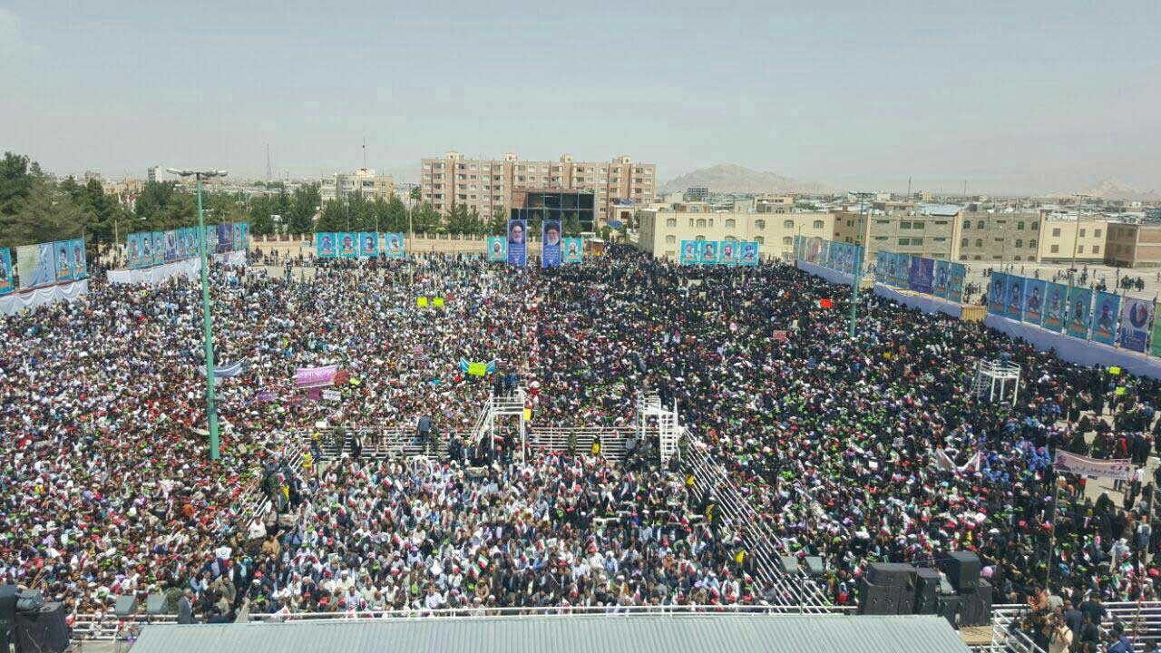 اجتماع مردم در استقبال از روحانی در مصلای کرمان