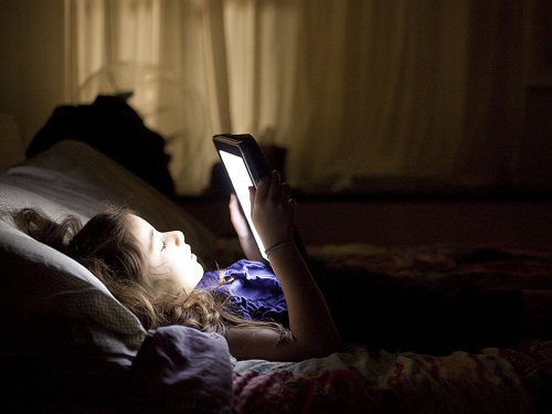 تاثیر استفاده از تبلت و وسایل الکترونیکی بر کیفیت خواب