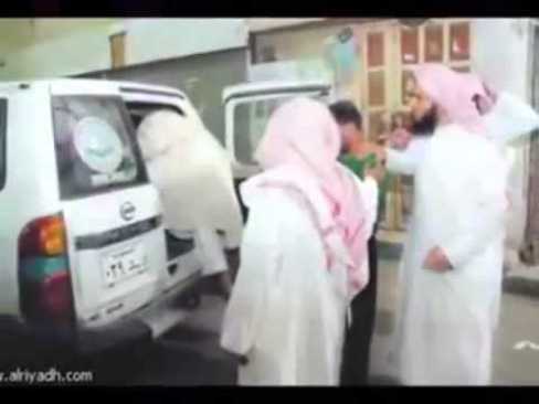 گشت خودرویی هیات امر به معروف و نهی از منکر در عربستان سعودی در حال بازداشت چند نفر