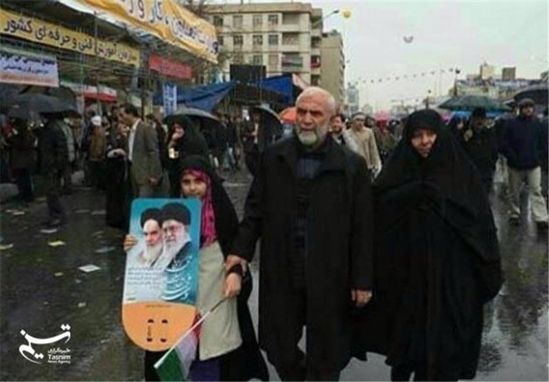 عکس/ تصویر کمتر دیده شده از شهید سردار همدانی در راهپیمایی ۲۲ بهمن 