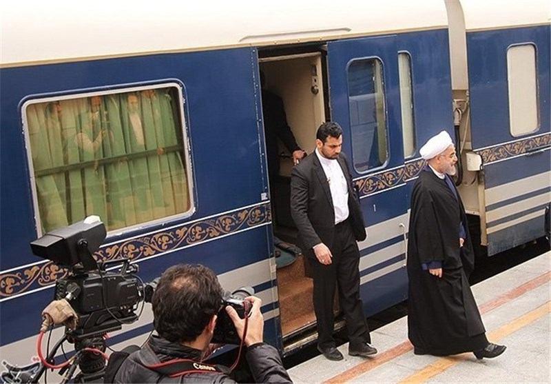 لحظه پیاده شدن روحانی از قطار تهران-سمنان