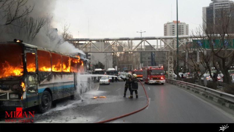 عکس/ آتش گرفتن اتوبوس در خیابان ولیعصر(عج) تهران