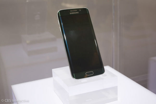 نخستین موبایل با صفحه نمایش خمیده و حاشیه دو طرفه - 2015: سامسونگ در سال گذشته میلادی از موبایل Galaxy S6 Edge رونمائی نمود که صفحه نمایش آن تا پشت بدنه ادامه دارد. جدیدترین مدل آن نیز Galaxy S7 Edge که از نسخه پیشین بزرگ و با مکانات بهتر ساخته شده است.