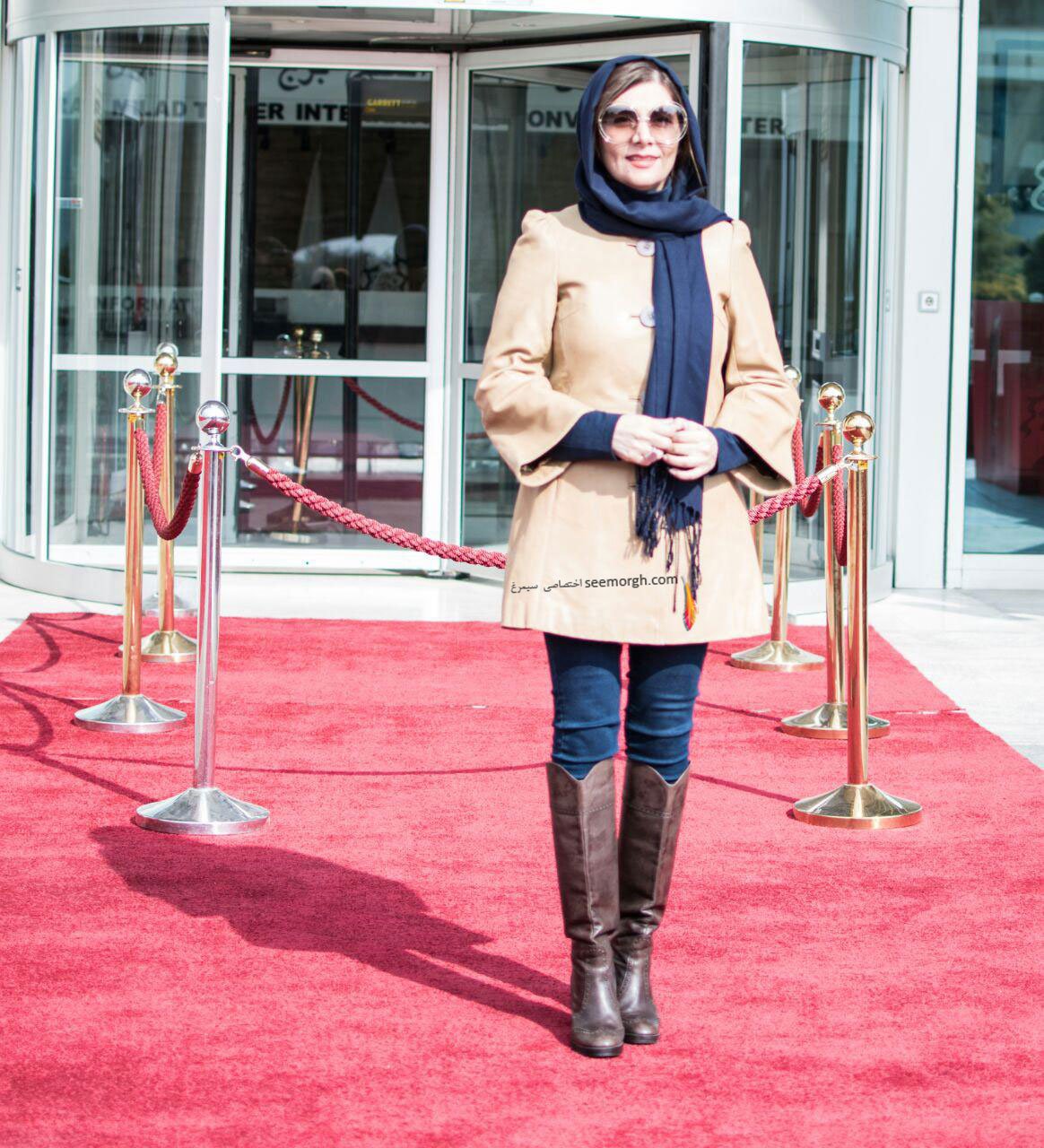 مدل لباس هنگامه قاضیانی روی فرش قرمز در سی و چهارمین جشنواره فیلم فجر