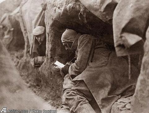 سربازان در حالی که در سنگر پناه گرفته اند برای خانواده خود نامه می نویسند- جنگ جهانی اول-1917