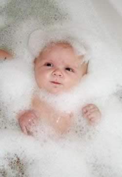 ,حمام کردن نوزاد,روش صحیح حمام کردن نوزاد,مرطوب نمودن پوست کودک,[categoriy]
