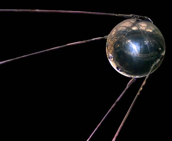 وقتی اتحادیه جماهیر شوروی، Sputnik I را در سال 1957 میلادی در مدار قرار داد، ناسا که در آن دوران تازه آغاز به کار کرده بود، برای ساخت قطعات کامپیوتری مورد نیازش و انجام نخستین ماموریت انسانی اش به ماه، دست به دامن فرچایلد شد. پروژه همکاری ناسا و این شرکت بسیار موفقیت آمیز بود و نام آن و همچنین منطقه اش را در سرخط خبرها قرار داد.