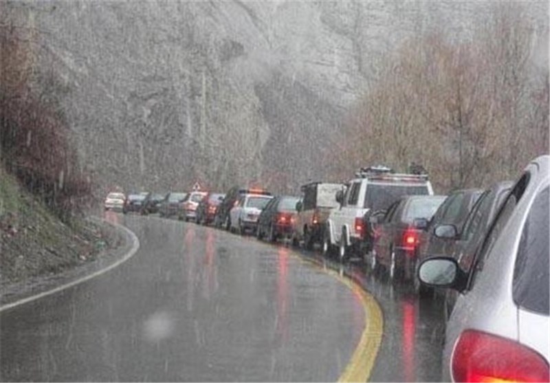 هشدار به رانندگان درباره تشدید ترافیک جاده‌ها به دلیل بارندگی/ کولاک جاده چالوس را بست