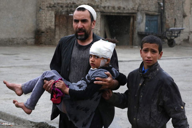 انتقال دختر زخمی شده در بمبگذاری ساختمان وزارت دفاع افغانستان