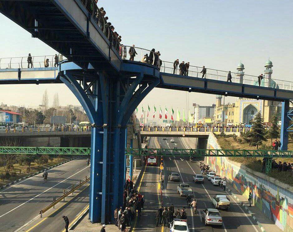 سقوط دختر جوان از پل میدان رسالت منجر به مرگ وی شد (+عکس)