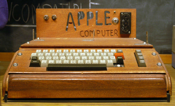 آن جلسه این دو نفر را متقاعد کرد که Apple I را بسازند؛ نوعی کیت کامپیوتری دست ساز که مادربرد طراحی شده توسط وزنیاک را در خود داشت و داخل یک گاراژ سر هم شده بود. کمی بعد، این دو نفر Apple II را عرضه کردند که یکی از نخستین کامپیوترهای شخصی دنیا به شمار می رفت و Apple Computer را به یک شرکت واقعی بدل کرد. 