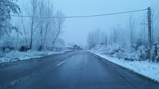 جاده زیبا در یک روز برفی  زمستان گیلان