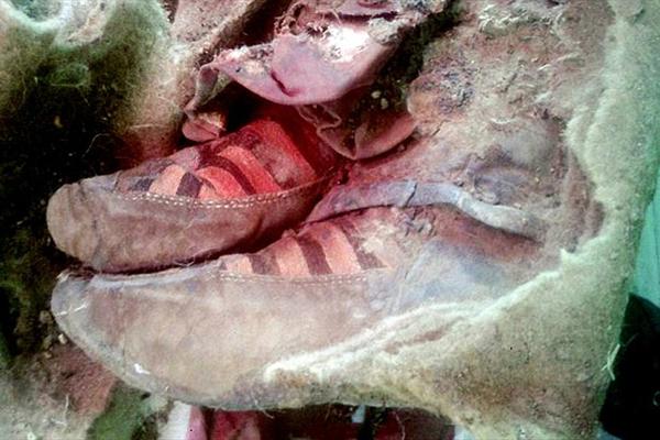 کشف زن 1500 ساله با لباس زیبا و کفش های کتانی