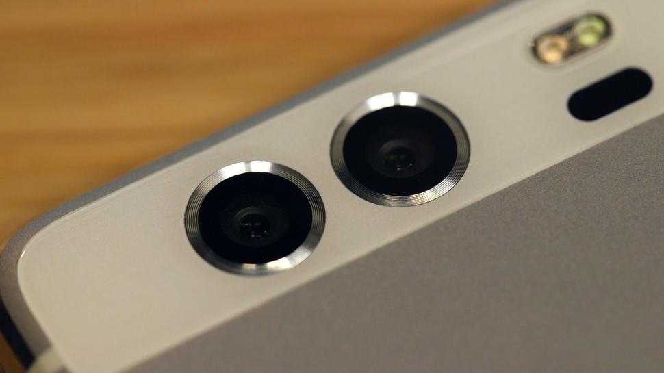 دوربین دوگانه هوآوی P9 که احتمالا نمونه مشابه آن را در آیفون ۷ یا آیفون ۷ پلاس مشاهده خواهیم کرد. 
