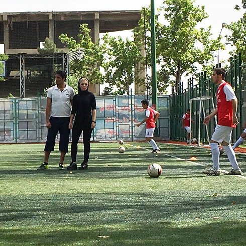 همسر سپهر حیدری در حال تمرین به بازیکنان