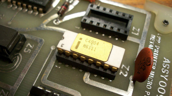 کارها خیلی زود جلو می رفت. در سال 1971 میلادی، اینتل پردازنده 4004 را عرضه کرد که در اصل نخستین تراشه ارزان قیمت و قابل اطمینان برای مصارف خانگی بود. در سال 1973 میلادی، نسخه بهتری از این چیپ با نام 8080 عرضه گردید و مشتاقان آماتور کامپیوتر را به خود جلب کرد.